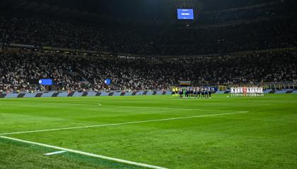 Los jugadores respetan un minuto de silencio en homenaje al fallecido ex entrenador de Inglaterra Sven-Goran Eriksson antes del partido de fútbol de la Serie A italiana entre el Inter de Milán y el Atalanta en el Estadio San Siro en Milán, Italia, el 30 de agosto de 2024.