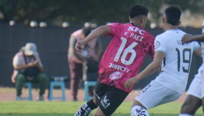 Kendry Páez, de Independiente del Valle, domina el balón ante los jugadores de Guayaquil City en los cuartos de final de la Copa Ecuador, el 24 de septiembre de 2024.