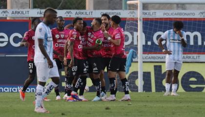 Los jugadores de Independiente del Valle celebran un gol ante Guayaquil City en los cuartos de final de la Copa Ecuador, el 24 de septiembre de 2024.