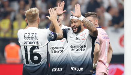 Pedro Henrique (i) de Corinthians celebra su gol con Memphis Depay en el partido de vuelta de cuartos de final de la Copa Sudamericana ante Fortaleza, el 24 de septiembre de 2024.