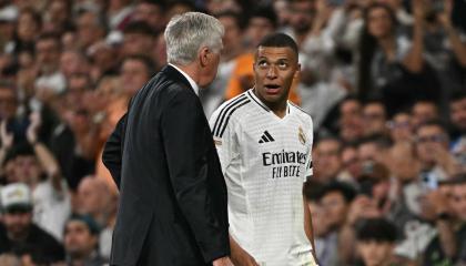 Kylian Mbappé (d), delantero del Real Madrid, dialoga con Carlo Ancelotti, técnico 'merengue', durante el partido ante el Alavés del pasado 24 de septiembre.