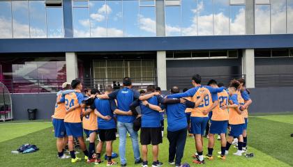 Los jugadores de Deportivo Quito se abrazan tras un entrenamiento en el Complejo de Independiente del Valle, el 23 de septiembre de 2024.