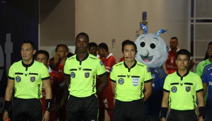 La terna arbitral liderada por el juez Álex Cajas, antes del partido entre Emelec y Técnico por la Copa Ecuador, jugado el pasado 8 de septiembre de 2024 en el estadio Capwell.