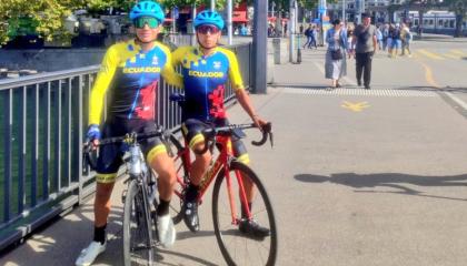 Mateo Ramírez y Haidar Zúñiga, antes de competir en la prueba de ruta junior del Mundial de ciclismo, el 26 de septiembre de 2024.