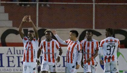 Jugadores de Técnico Universitario, durante un partido de LigaPro, el 16 de septiembre de 2024.