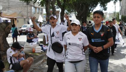 Hinchas de Liga de Quito asisten al partido ante Imbabura el 14 de septiembre de 2024.