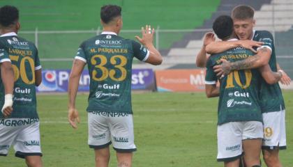 Los jugadores de Orense celebran un gol ante Macará por la Fecha 8 de la segunda etapa de la LigaPro, el 27 de septiembre de 2024.