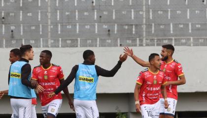 Los jugadores de Deportivo Cuenca festejan un gol en el estadio Gonzalo Pozo Ripalda, el domingo 29 de septiembre de 2024.