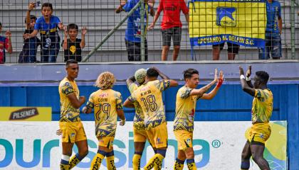 Los jugadores de Delfín festejan un gol ante Liga en el estadio Jocay de Manta, el 29 de septiembre de 2024.