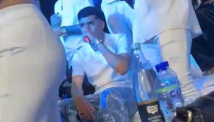 kendry Páez fuma un 'vape' durante un concierto en Guayaquil, el 28 de septiembre de 2024.