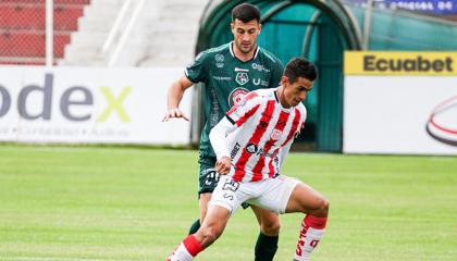 Jugadores de Técnico Universitario y Mushuc Runa disputan un balón durante la Fecha 8 de la segunda etapa de la LigaPro, el lunes 30 de septiembre.