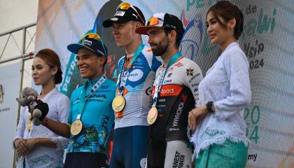 El ciclista ecuatoriano Martín López, que forma parte del Astana Qazaqstan Team, en el podio de de la etapa reina en Malasia, celebrada este lunes 1 de octubre de 2024.