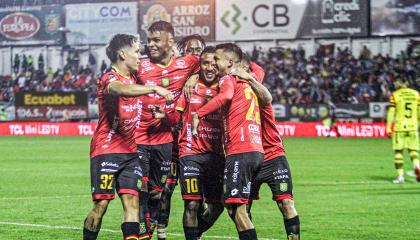 Jugadores de Deportivo Cuenca, durante un partido de LigaPro, el 21 de septiembre de 2024.