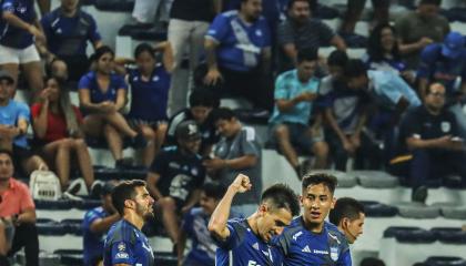 Jugadores de Emelec, durante un partido por la LigaPro, el 22 de septiembre de 2024.