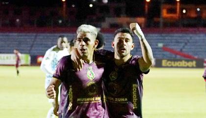 Los jugadores de Mushuc Runa celebran un gol frente a Emelec, el 11 de agosto en el estadio La Cocha de Latacunga.