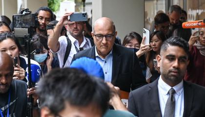 El exministro de Transporte de Singapur y ministro a cargo de Relaciones Comerciales, S. Iswaran (C), abandona el Tribunal Supremo de Singapur el 3 de octubre de 2024, después de ser condenado a 12 meses de prisión.