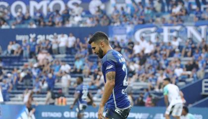 Alexander González, jugador de Emelec, mira al piso el pasado sábado 18 de mayo del 2024, en un encuentro ante Macará, jugado en el estadio Capwell.