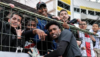 Alexander Domínguez, junto a hinchas de Liga de Quito, en el estadio Rodrigo Paz Delgado, el 2 de octubre de 2024.