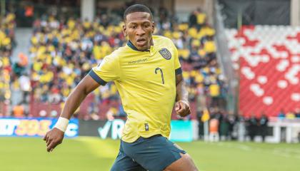 Pervis Estupiñán, durante un partido con la selección de Ecuador por Eliminatorias sudamericanas.