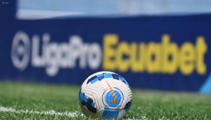 Un balón de fútbol, durante un partido de Liga de Quito ante Delfín, el 29 de septiembre de 2024.