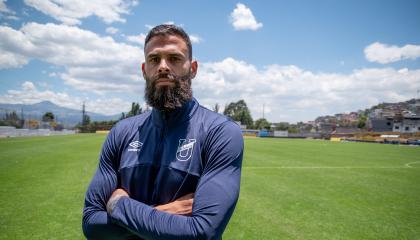 El futbolista venezolano Jhon Chancellor posa para una foto en el complejo de Universidad Católica, en La Armenia, en septiembre de 2024.