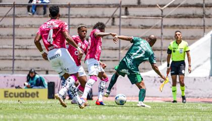 Los jugadores de Mushuc Runa e Independiente del Valle disputan la pelota en el partido por la Fecha 9 de la segunda etapa, el 5 de octubre de 2024.