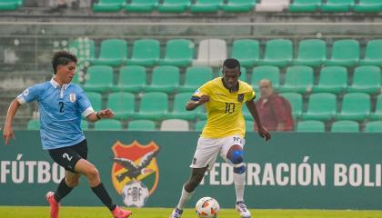 Justin Lerma (d), seleccionado ecuatoriano de la Tri Sub 16, durante el partido jugado ante Uruguay, este sábado 5 de octubre de 2024.