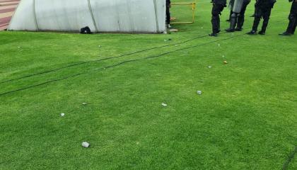 Piedras, pedazos de hielo y huevos lanzó la hinchada de Barcelona al túnel del camerino visitante al cierre del primer tiempo ante El Nacional, en Quito, el 5 de octubre de 2024.