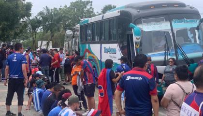 Hinchas del Deportivo Quito llegaron a Samborondón en bus para el partido ante Santa Elena por los 'playoffs' de Segunda Categoría, el domingo 6 de octubre de 2024.