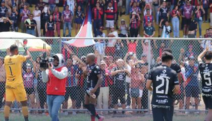 Los jugadores del Deportivo Quito festejan con sus hinchas la clasificación a los 16avos de final de los 'playoffs' de Segunda, el domingo 6 de octubre de 2024, en Samborondón.