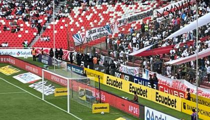 La Policía se ubica en la general sur baja del estadio Rodrigo Paz Delgado luego de las detonaciones durante el partido entre Liga de Quito y Orense, el domingo 6 de octubre de 2024.