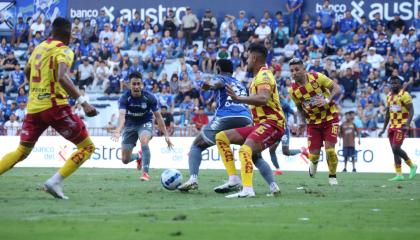 Jugadores de Emelec y Aucas durante el partido de la Fecha 9 de la LigaPro el domingo 6 de octubre de 2024, en el estadio Capwell,