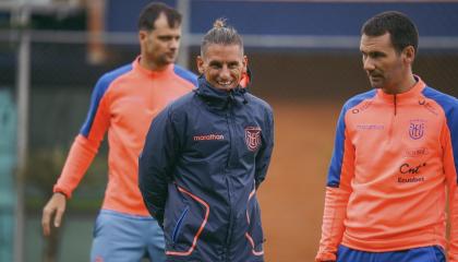 El director técnico de Ecuador, Sebastián Beccacece, dirigiendo la práctica del domingo 6 de octubre de 2024, en la casa de la Selección.