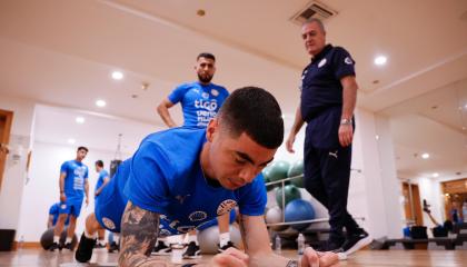 Miguel Almirón, seleccionado paraguayo, realiza trabajos de gimnasio, bajo la supervisión del técnico Gustavo Alfaro.