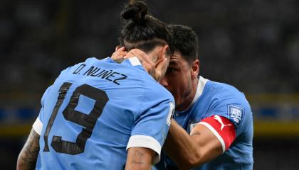 El delantero uruguayo Darwin Núñez celebra con José María Giménez después de anotar durante el partido de Eliminatorias entre Argentina y Uruguay, en el estadio La Bombonera, el 16 de noviembre de 2023.