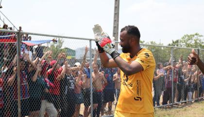 Darío Lajones, arquero de Deportivo Quito, festeja con los hinchas la victoria sobre Santa Elena, el 6 de octubre de 2024.