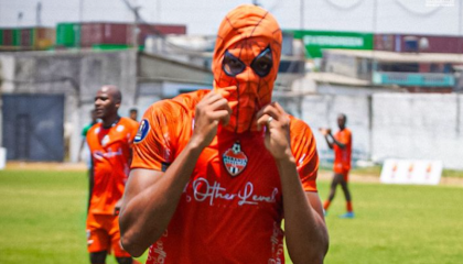 Andy Tenorio, hijo de Otilino, celebra un gol de Naranja Mekánica con la máscara de 'Spiderman', el 5 de octubre de 2024.