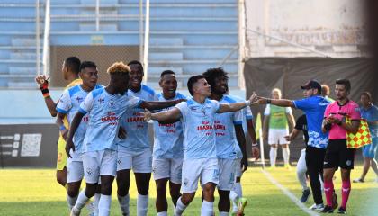 Jugadores del Manta FC, durante un partido de la Serie B, el 3 de octubre de 2024.