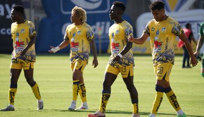 Los jugadores del Delfín antes del partido ante Macará por la Fecha 9 de la segunda etapa de la LigaPro, el 7 de octubre de 2024, en el estadio Bellavista de Ambato.