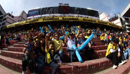 Hinchas ecuatorianos durante el partido ante Perú por Eliminatorias, en el estadio Rodrigo Paz Delgado, el 10 de septiembre de 2024.