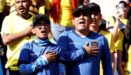 Hinchas de Ecuador cantando el himno nacional en el estadio Rodrigo Paz Delgado antes del partido con Perú por la Fecha 8 de Eliminatorias, el 10 de septiembre de 2024.