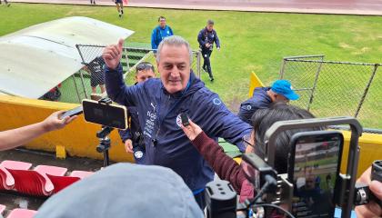 El entrenador Gustavo Alfaro saluda con los periodistas ecuatorianos, antes del entrenamiento de Paraguay en el estadio Olímpico Atahualpa, el 8 de octubre de 2024.