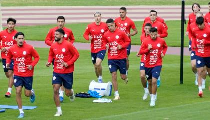 Los jugadores de Paraguay durante el entrenamiento del 8 de octubre de 2024, en el estadio Olímpico Atahualpa antes del partido de Eliminatorias ante Ecuador.