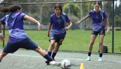 Jugadoras de la selección ecuatoriana de fútbol Sub 17 en un entrenamiento en Bogotá, el 7 de octubre de 2024.