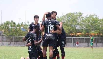 Jugadores de Deportivo Quito, durante un partido de la Segunda Categoría, el 6 de octubre de 2024.