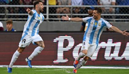 Nicolás Otamendi y Giovani Lo Celso celebrando su gol ante Venezuela por Eliminatorias, 10 de octubre de 2024.