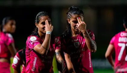 Las jugadoras de Dragonas Independiente del Valle festejan la victoria sobre Peñarol, en la Libertadores femenina, el 10 de octubre de 2024.