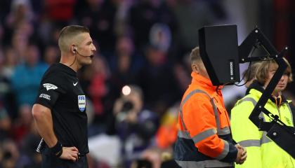 El árbitro Robert Jones revisar el VAR en un partido entre el Burnley's y el Nottingham Forest, el 18 de septiembre de 2023.