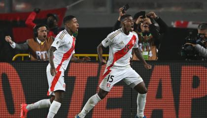 Miguel Araujo festeja el gol de Perú, ante Uruguay, en el estadio Nacional de Lima, por las Eliminatorias al Mundial, el 11 de octubre de 2024.