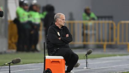 El entrenador de Uruguay, Marcelo Bielsa, mira el partido entre Perú y Uruguay, por las Eliminatorias al Mundial, el 12 de octubre de 2024.